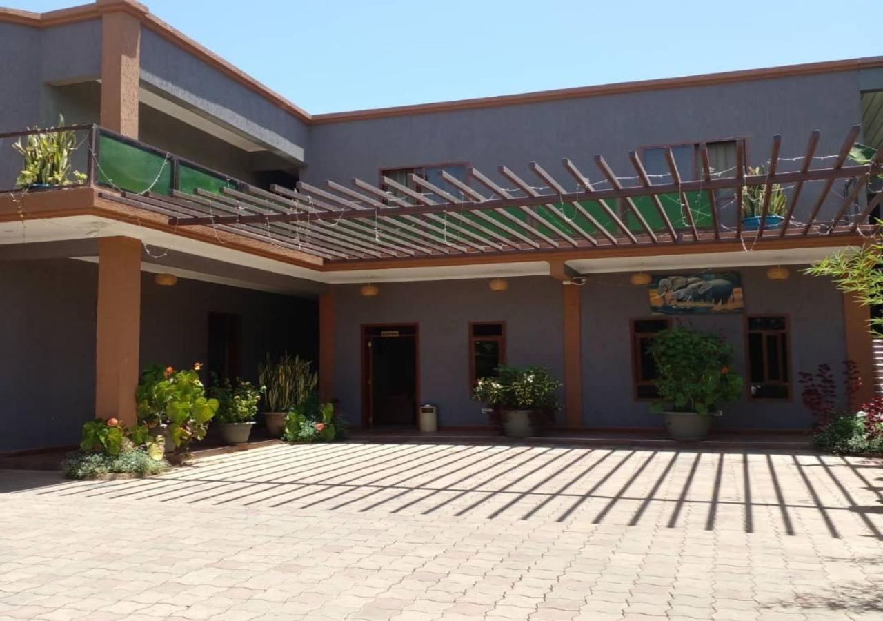 Lush Garden Business Hotel Аруша Экстерьер фото